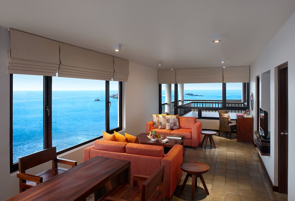 Hikka Tranz by Cinnamon — Hotel rooms in Hikkaduwa, Southern Province