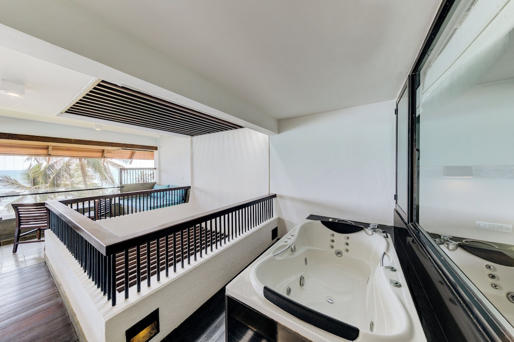 Hikka Tranz by Cinnamon — Hotel rooms in Hikkaduwa, Southern Province