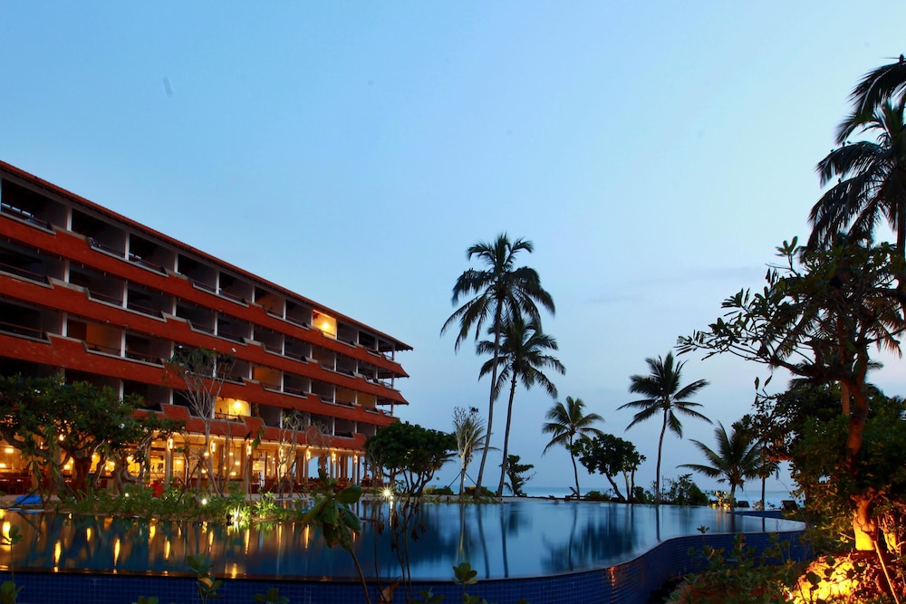 Hikka Tranz by Cinnamon — Hotel building in Hikkaduwa, Southern Province