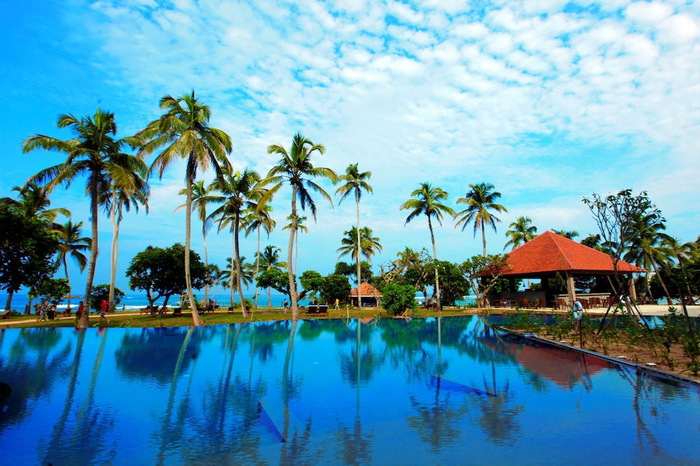 Hikka Tranz by Cinnamon — Swimming pool in Hikkaduwa, Southern Province