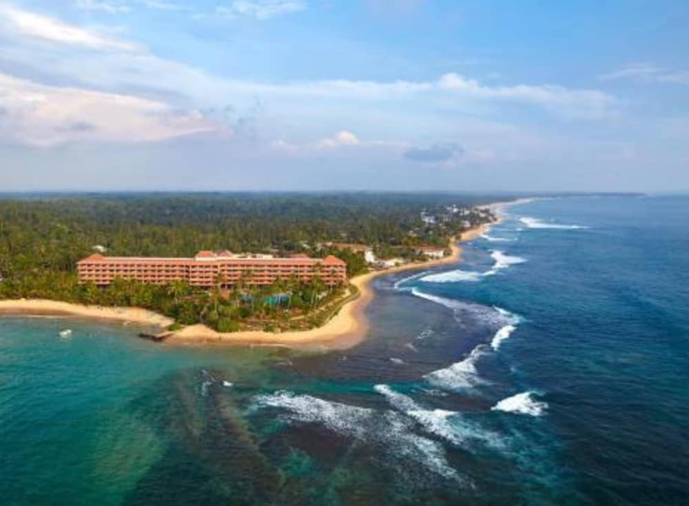 Hikka Tranz by Cinnamon — Hotel building in Hikkaduwa, Southern Province