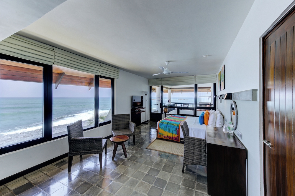 Hikka Tranz by Cinnamon — Hotel rooms in Hikkaduwa, Southern Province