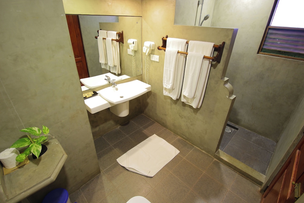 Dickwella Resort and Spa — Hotel rooms in Dickwella