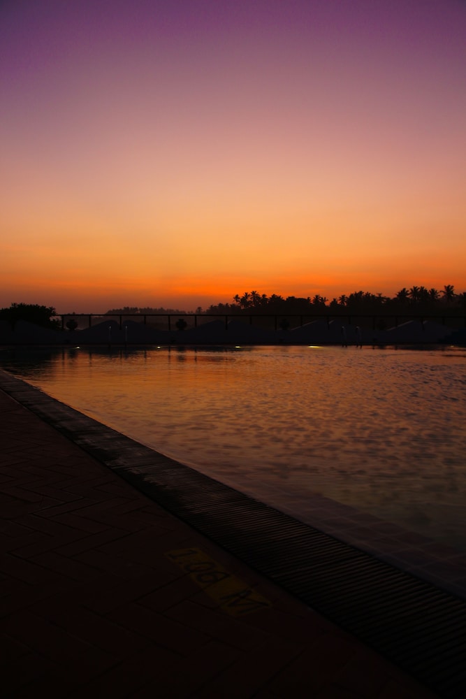 Dickwella Resort and Spa — Swimming pool in Dickwella