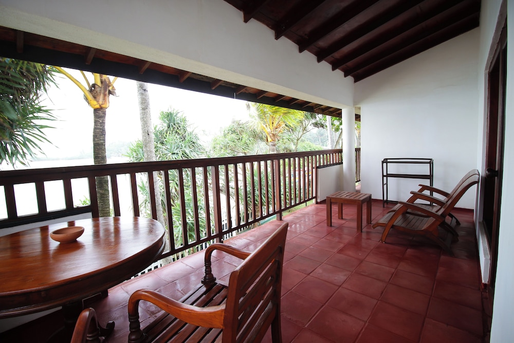 Dickwella Resort and Spa — Hotel rooms in Dickwella