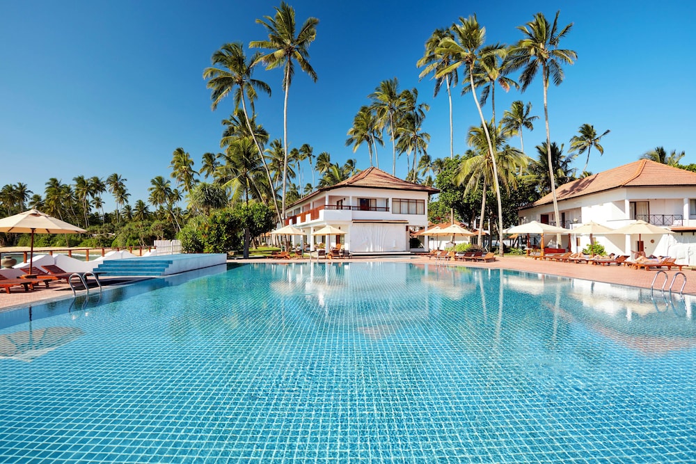Dickwella Resort and Spa — Swimming pool in Dickwella