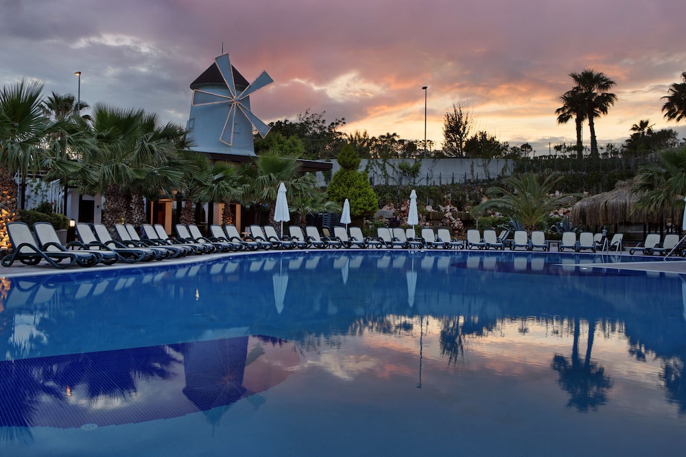 Alba Royal Hotel - Ultra All Inclusive - Adults Only 16+ — Swimming pool in Side