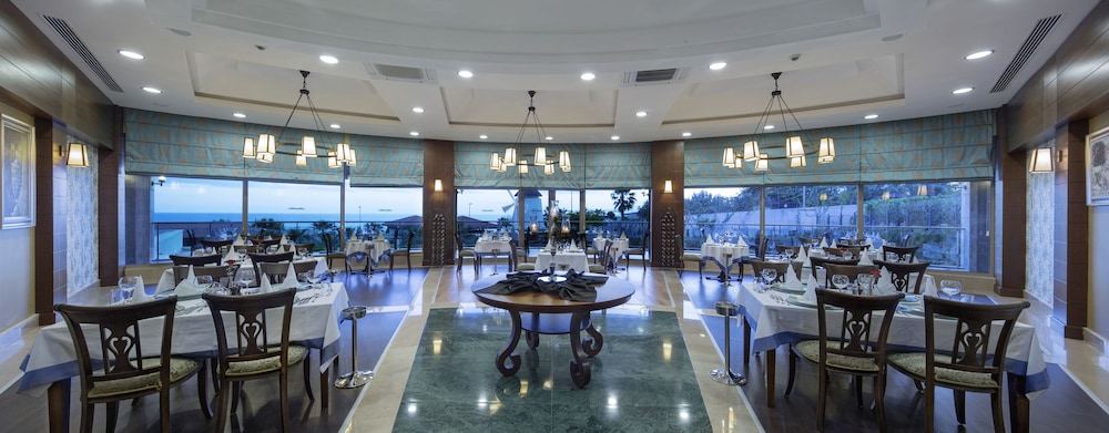 Alba Royal Hotel - Ultra All Inclusive - Adults Only 16+ — Restaurant & bars in Side