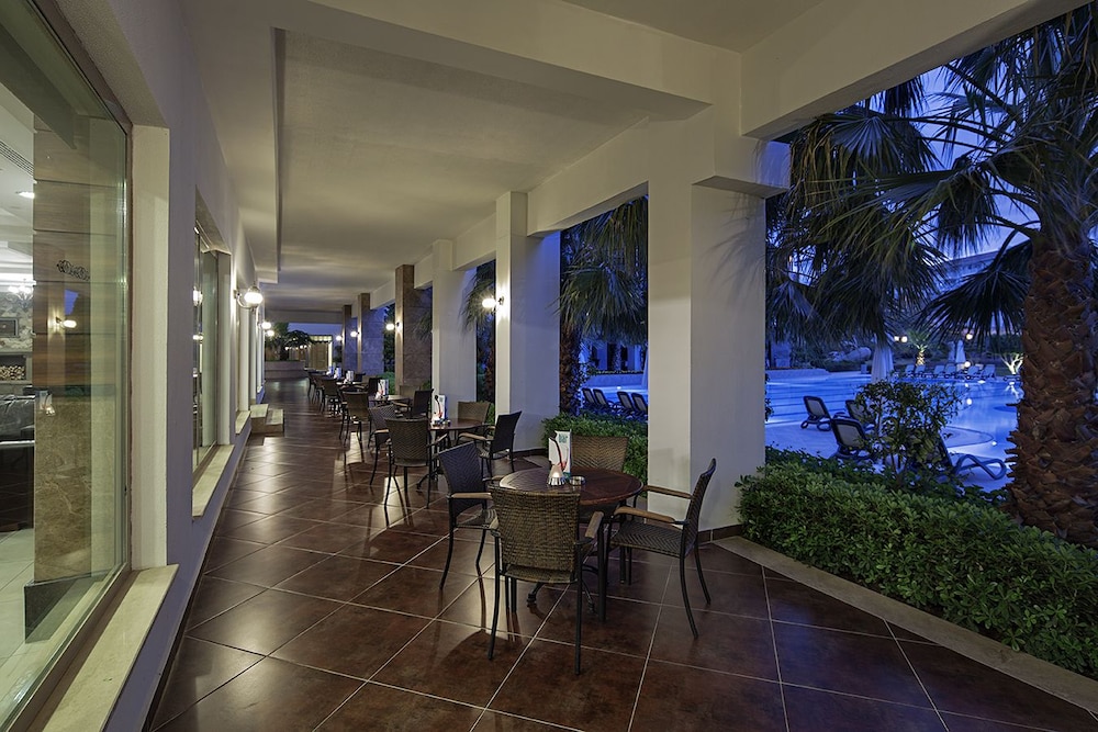 Alba Royal Hotel - Ultra All Inclusive - Adults Only 16+ — Restaurant & bars in Side