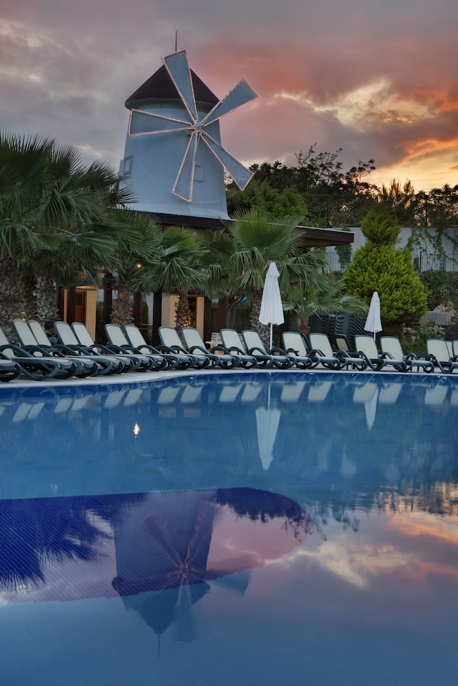 Alba Royal Hotel - Ultra All Inclusive - Adults Only 16+ — Swimming pool in Side