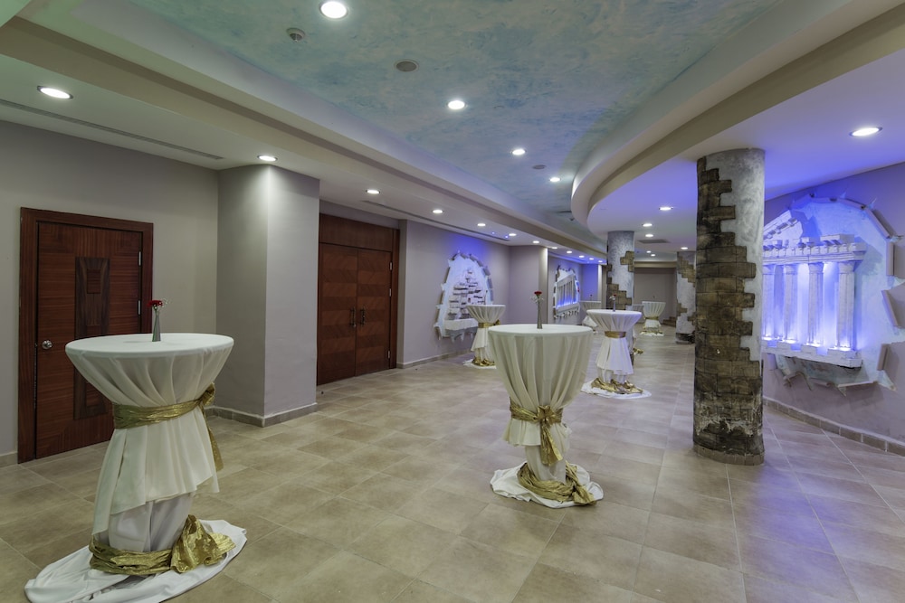 Alba Royal Hotel - Ultra All Inclusive - Adults Only 16+ — Restaurant & bars in Side