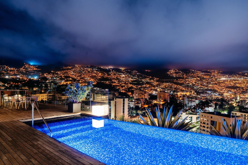 Savoy Palace - The Leading Hotels of the World - Savoy Signature — Swimming pool in Funchal, Madeira