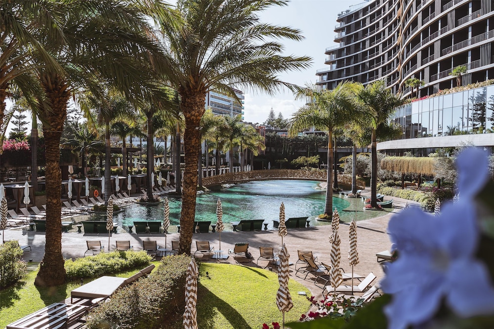 Savoy Palace - The Leading Hotels of the World - Savoy Signature — Swimming pool in Funchal, Madeira