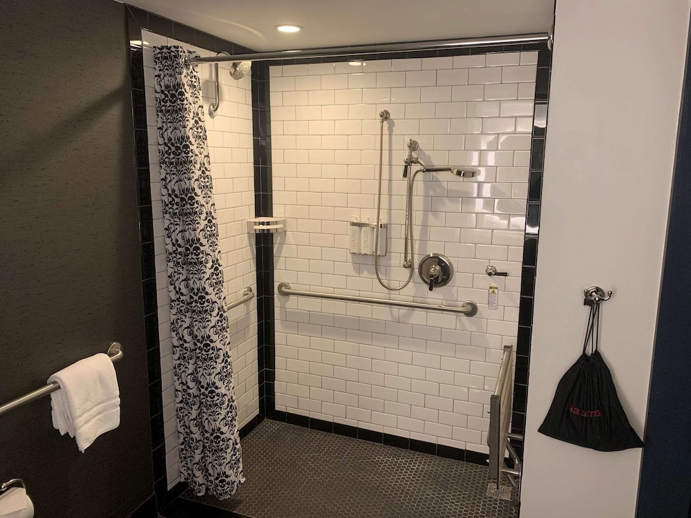 Cambria Hotel New Orleans Downtown Warehouse District — Hotel rooms in New Orleans, Louisiana