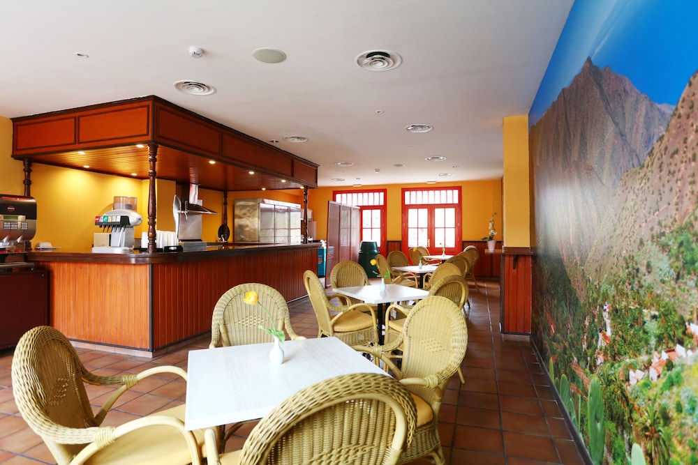 Bahia Principe Explore Costa Adeje - Hyatt Inclusive Collection - Totally Refurbished in 2026 — Restaurant & bars in Playa Paraiso, Canary Islands