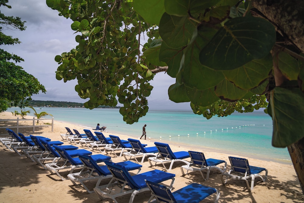Merrils Beach Resort II — Beach in Negril