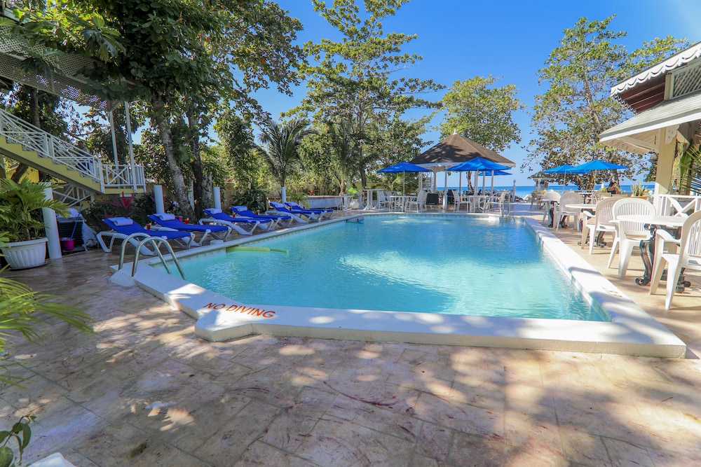 Merrils Beach Resort II — Swimming pool in Negril