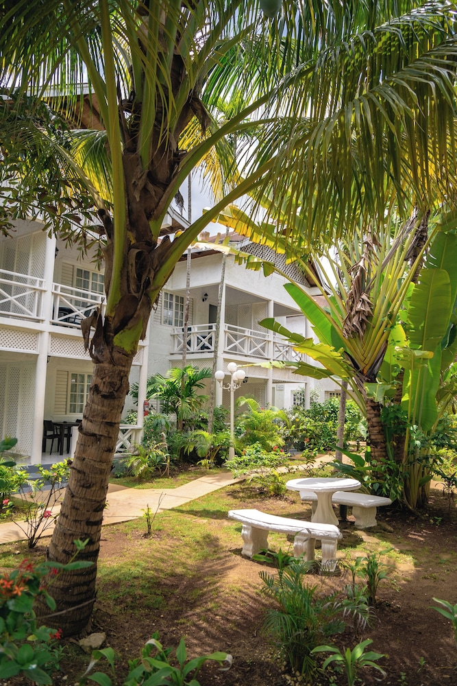 Merrils Beach Resort II — Hotel building in Negril