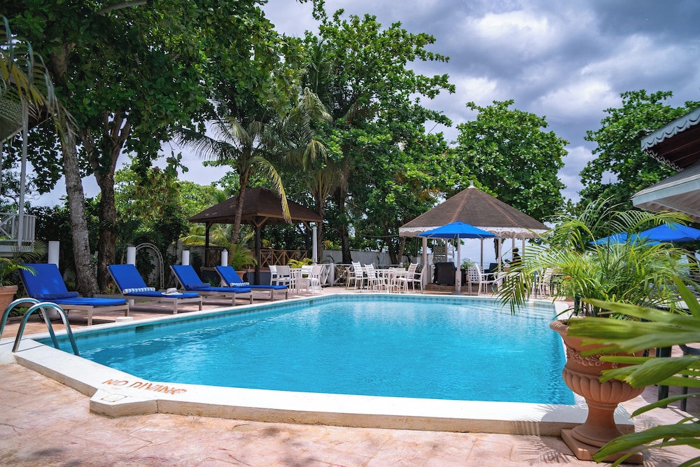 Merrils Beach Resort II — Swimming pool in Negril