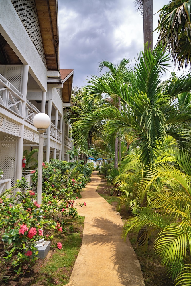 Merrils Beach Resort II — Hotel building in Negril