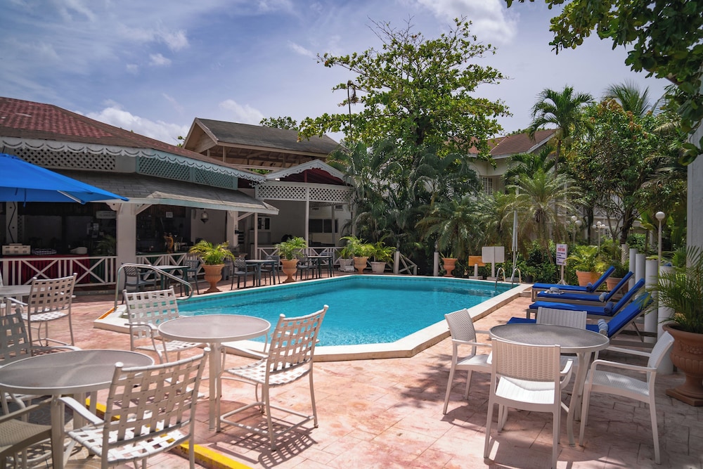 Merrils Beach Resort II — Swimming pool in Negril