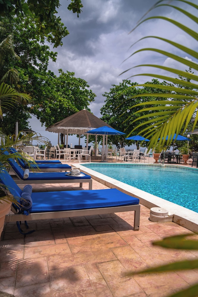 Merrils Beach Resort II — Swimming pool in Negril