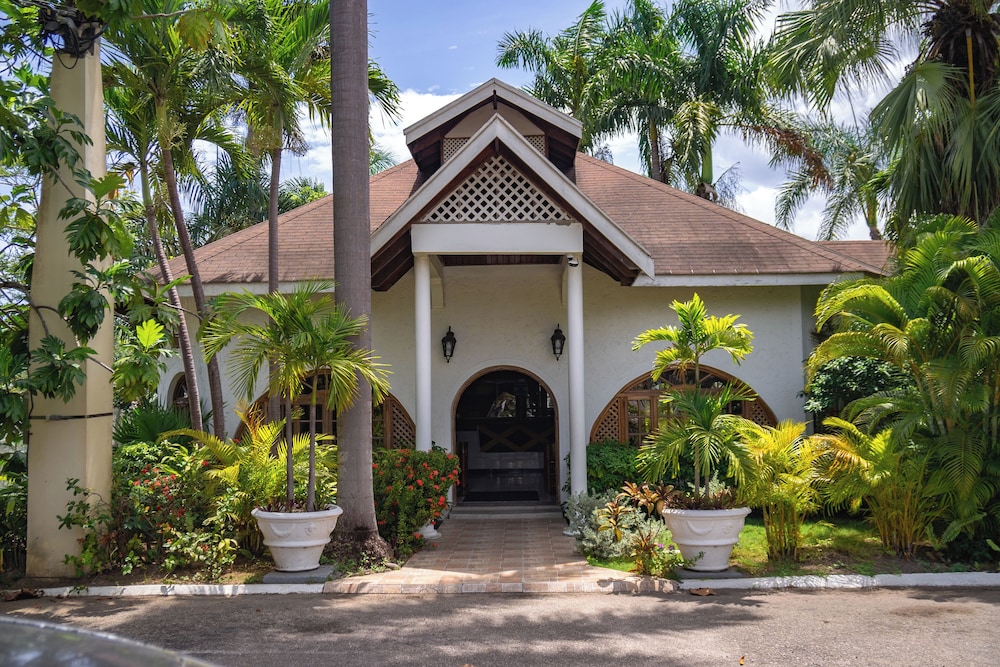 Merrils Beach Resort II — Hotel building in Negril