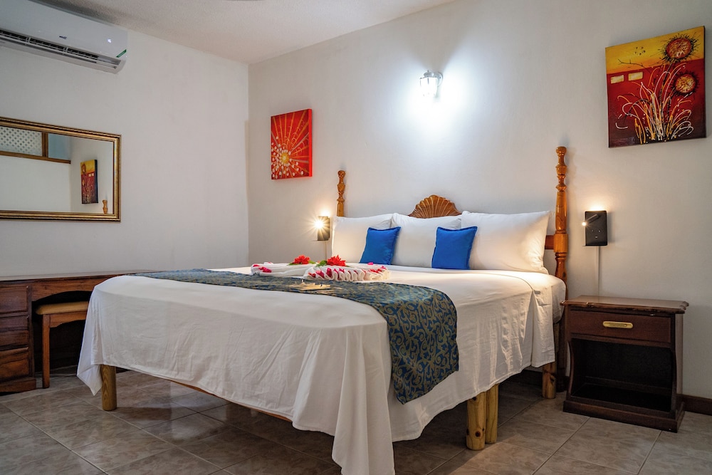 Merrils Beach Resort II — Hotel rooms in Negril