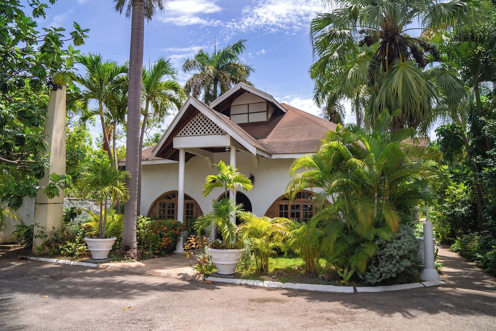 Merrils Beach Resort II — Hotel building in Negril