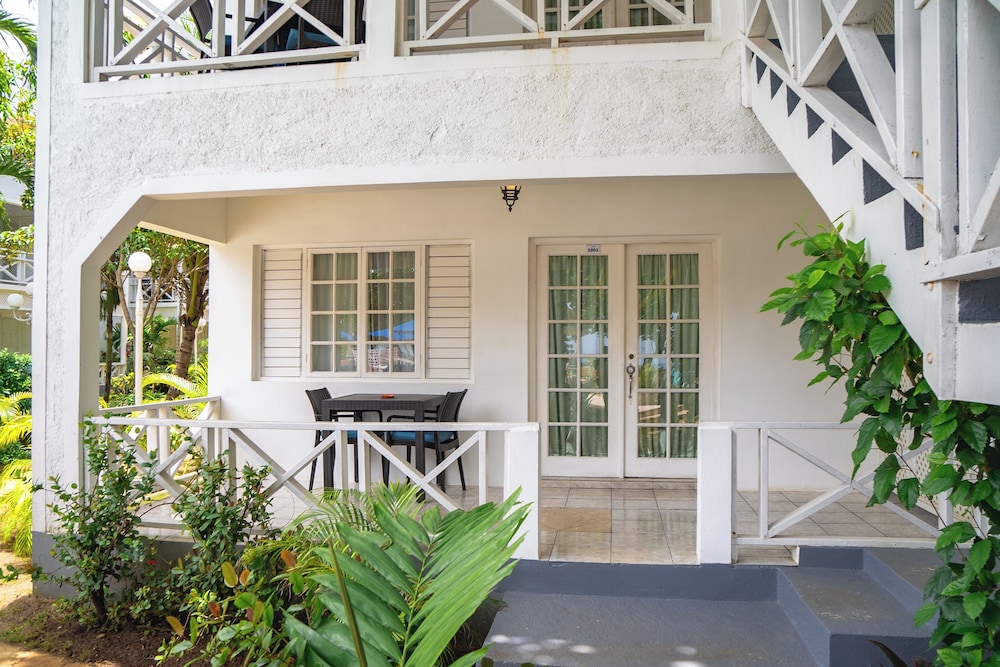 Merrils Beach Resort II — Hotel building in Negril