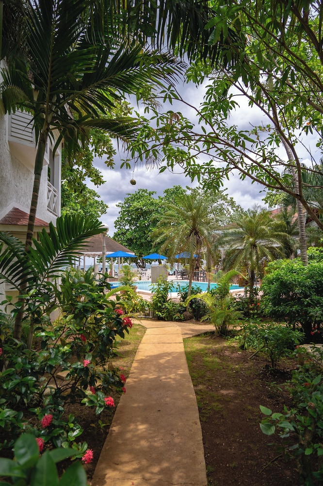 Merrils Beach Resort II — Swimming pool in Negril