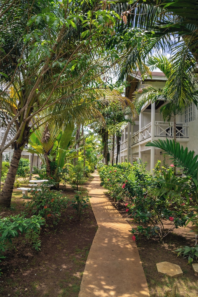 Merrils Beach Resort II — Hotel building in Negril
