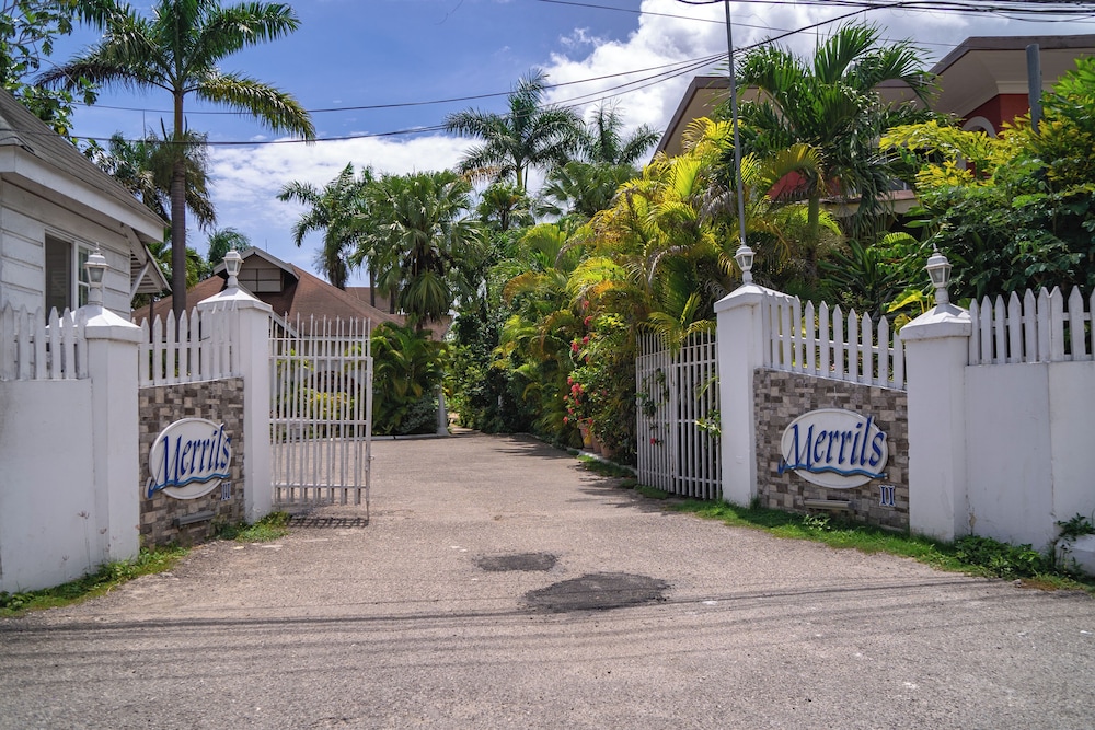 Merrils Beach Resort II — Hotel building in Negril