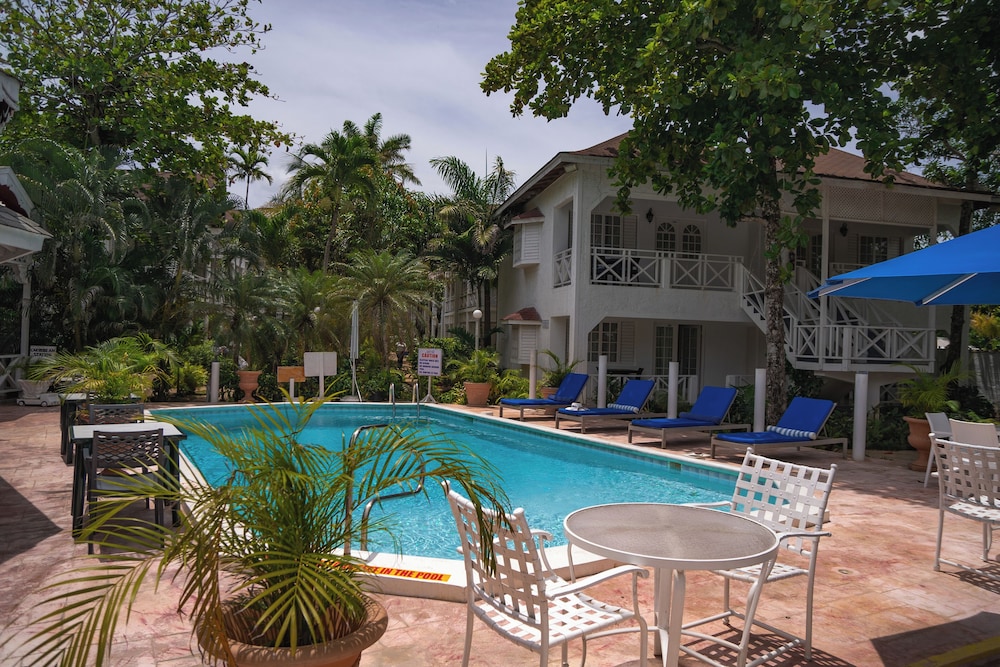 Merrils Beach Resort II — Swimming pool in Negril