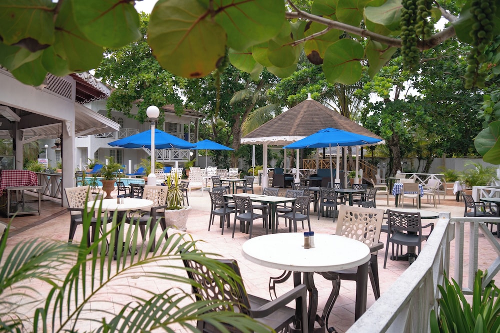Merrils Beach Resort II — Restaurant & bars in Negril