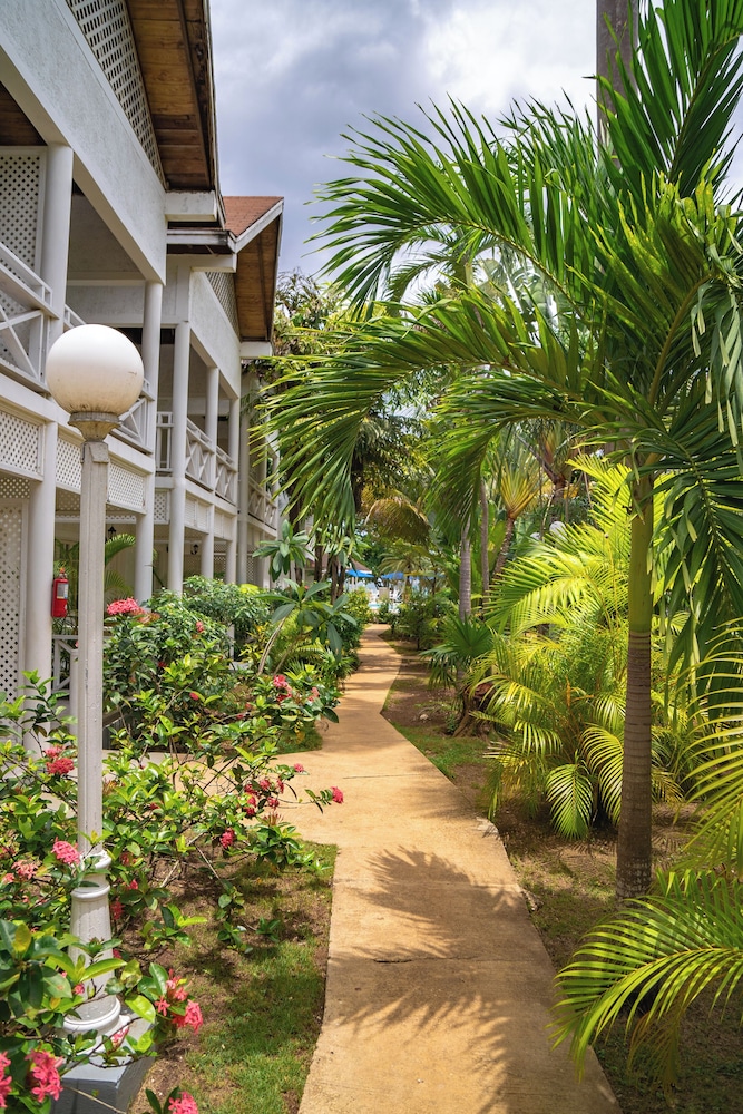 Merrils Beach Resort II — Hotel building in Negril