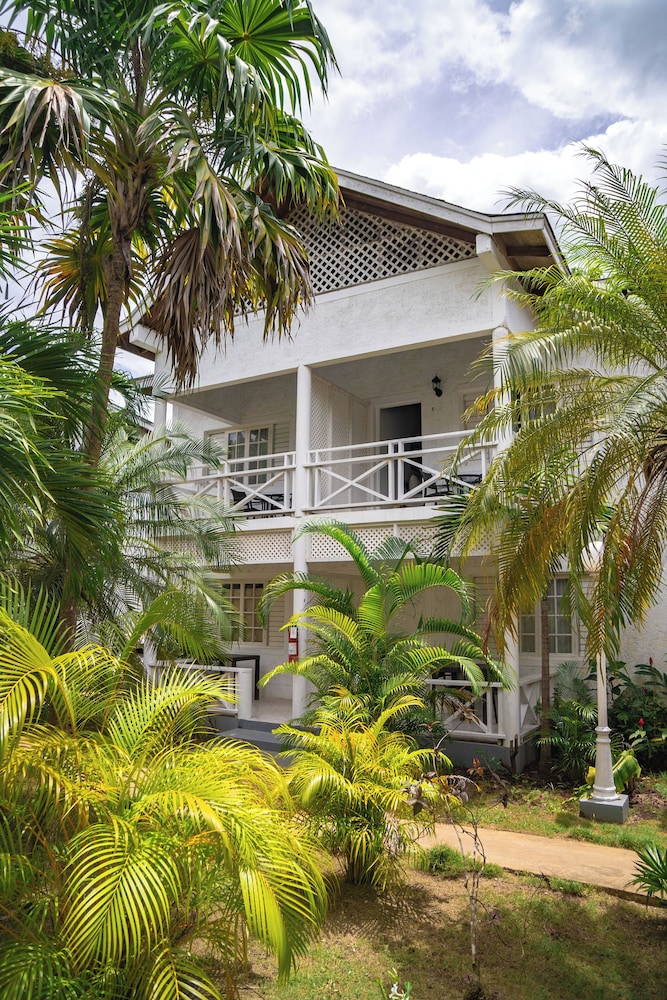 Merrils Beach Resort II — Hotel building in Negril