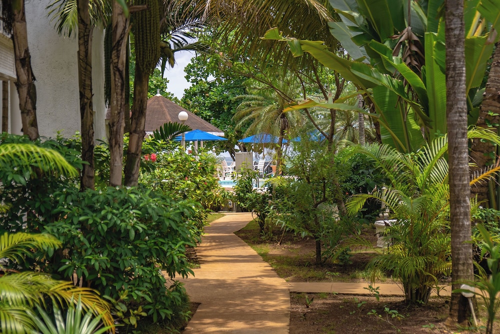 Merrils Beach Resort II — Swimming pool in Negril
