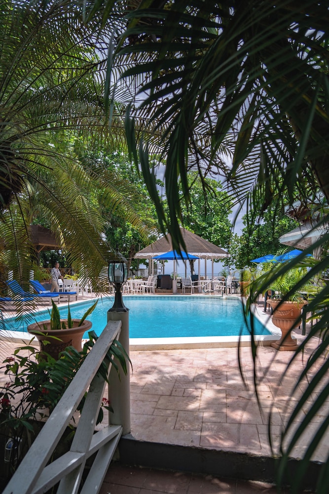 Merrils Beach Resort II — Swimming pool in Negril