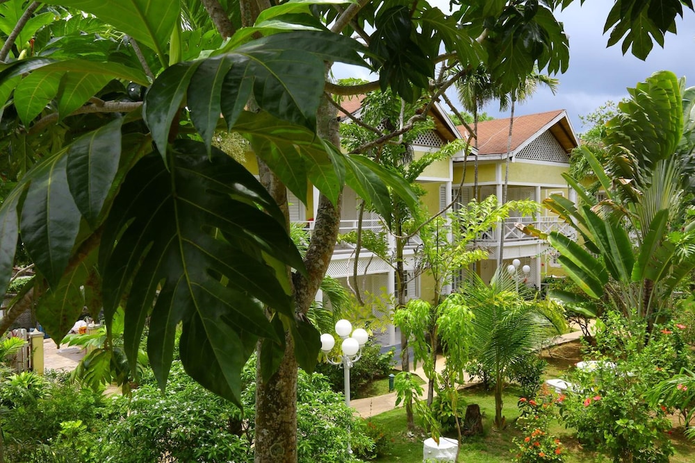 Merrils Beach Resort II — Hotel building in Negril