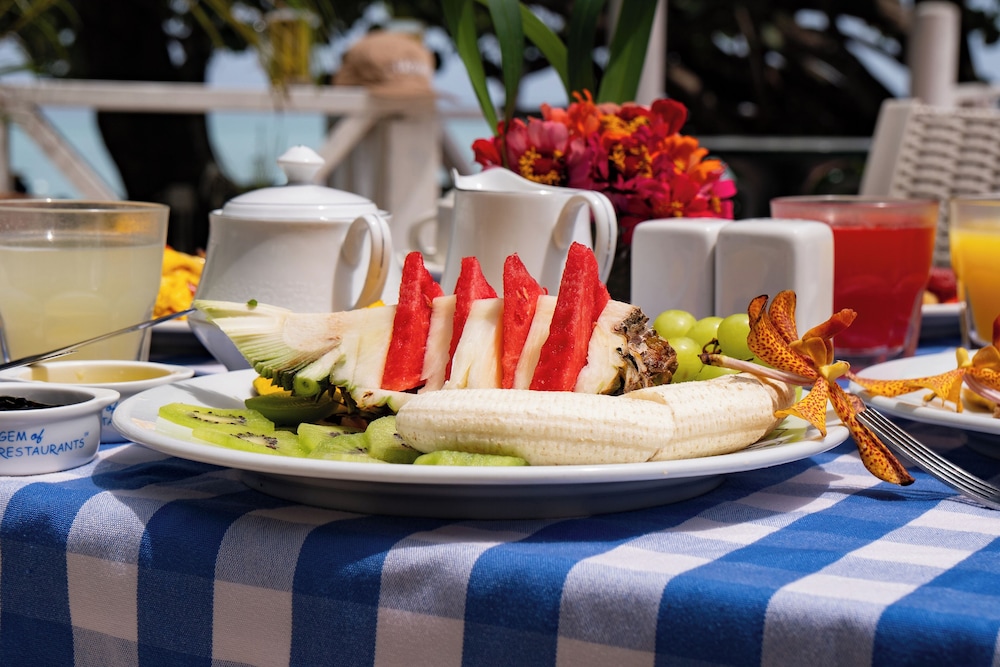 Merrils Beach Resort II — Restaurant & bars in Negril