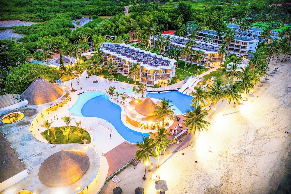 Kombo Beach Resort — Swimming pool in Serrekunda