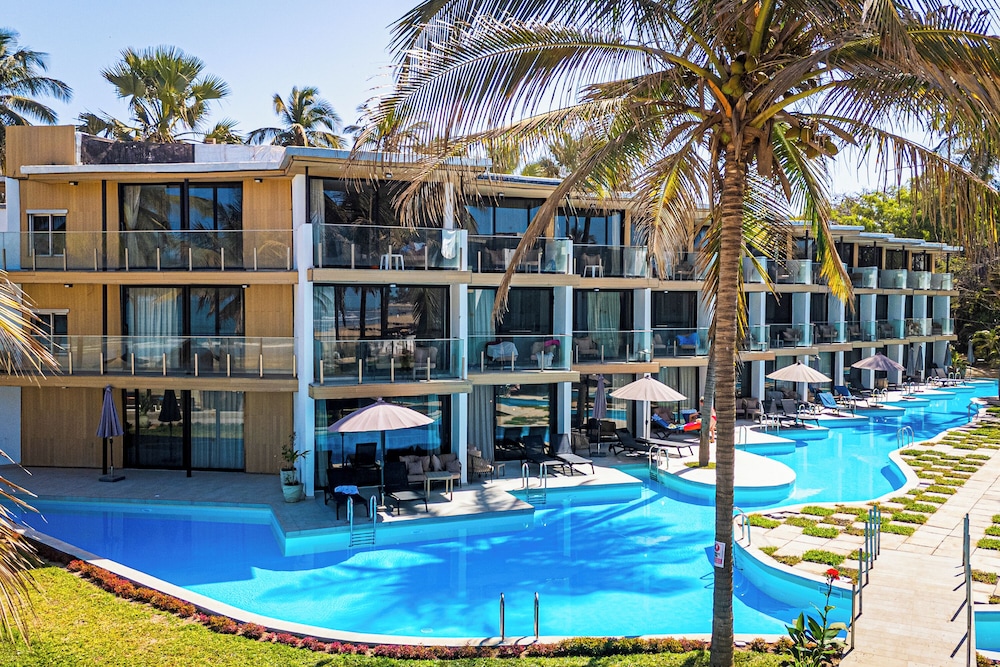 Kombo Beach Resort — Hotel building in Serrekunda
