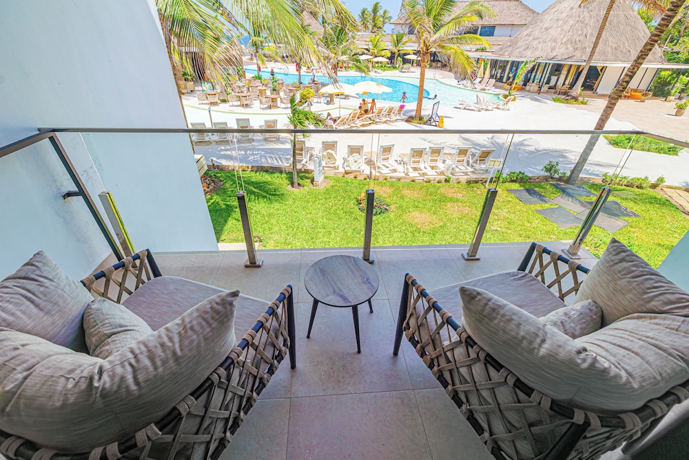 Kombo Beach Resort — Swimming pool in Serrekunda