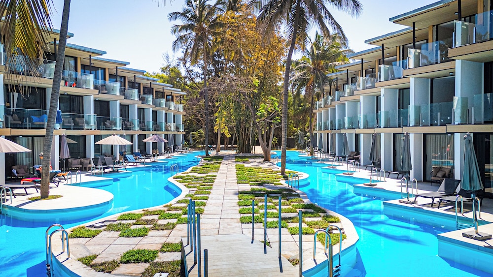 Kombo Beach Resort — Swimming pool in Serrekunda