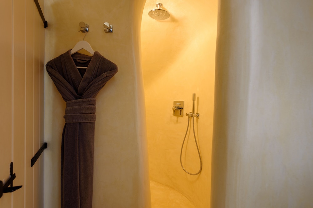 Kapari Natural Resort — Hotel rooms in Imerovigli, South Aegean