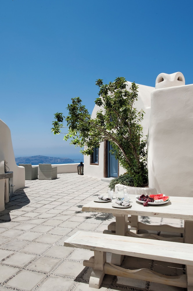 Kapari Natural Resort — Hotel building in Imerovigli, South Aegean