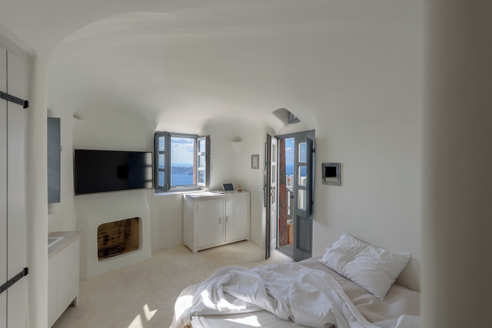 Kapari Natural Resort — Hotel rooms in Imerovigli, South Aegean