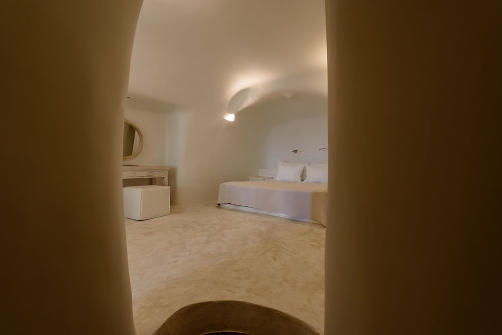 Kapari Natural Resort — Hotel rooms in Imerovigli, South Aegean