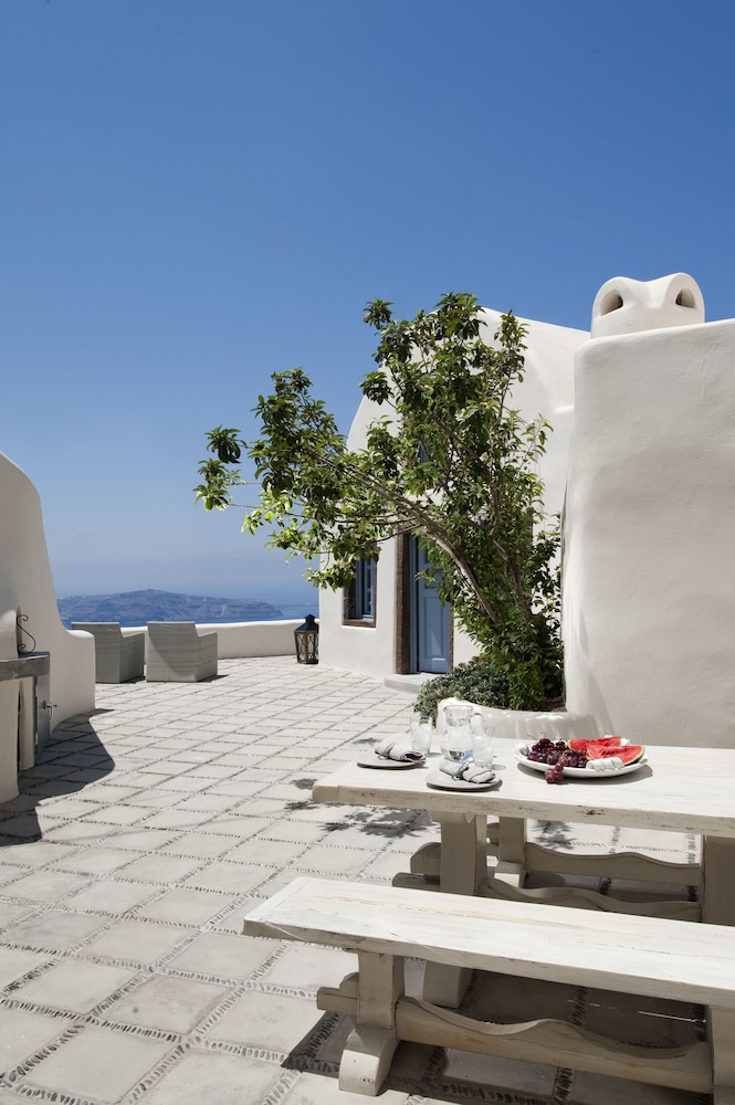 Kapari Natural Resort — Hotel building in Imerovigli, South Aegean
